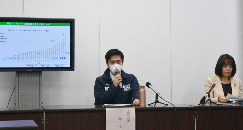 新型コロナウイルスの軽症者らを受け入れるホテルを募集する吉村洋文知事(左)ら=大阪府庁で2020年4月3日午後8時46分、芝村侑美撮影