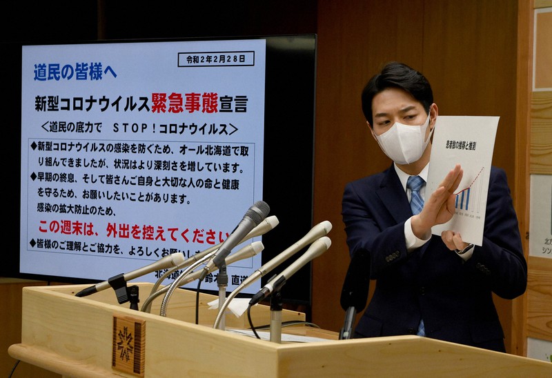 緊急事態宣言を出して記者会見する鈴木直道北海道知事=札幌市中央区の道庁で2020年2月28日、竹内幹撮影