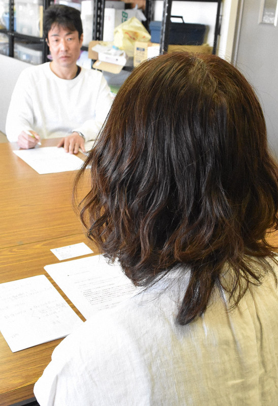 全国一般東京東部労働組合の事務所で不安を打ち明ける派遣添乗員の大島由紀さん=東京都葛飾区で2020年3月18日午前11時5分、南茂芽育撮影