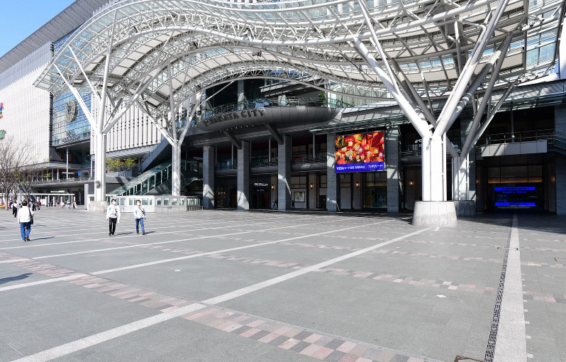 周辺の商業施設も休業し人通りの少ないJR博多駅前広場=福岡市博多区で2020年4月4日午後2時57分、須賀川理撮影