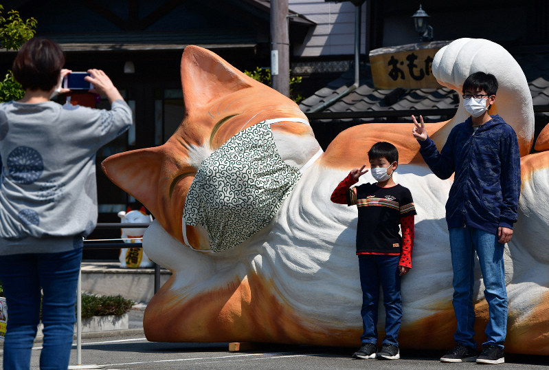唐草模様のマスクを着けた巨大招き猫=愛知県瀬戸市で2020年4月4日、兵藤公治撮影