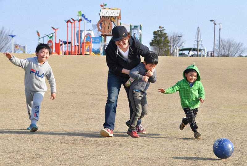 公園でボール遊びを楽しむ梶原豊三さん(中央左)、長男蒼佑さん(左)、次男琉心ちゃん(中央右)、三男碧志ちゃん=熊本県菊陽町で2020年3月18日、森園道子撮影