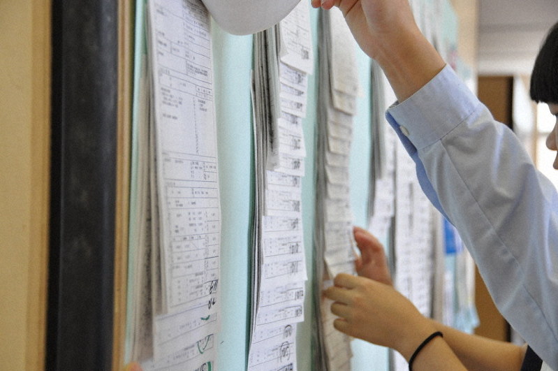 校内の廊下に掲示された求人票を見る高校生=関東地方の私立高で2019年8月