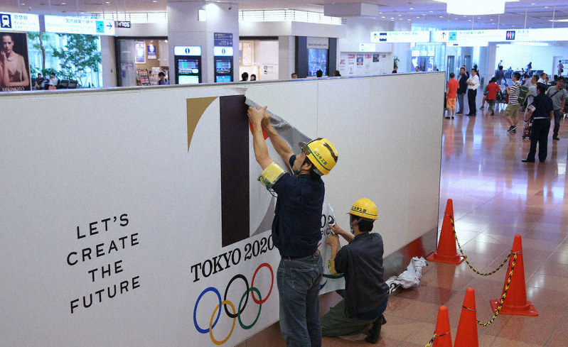 白紙撤回を受け、はがされる東京オリンピックの旧エンブレム=後藤由耶撮影