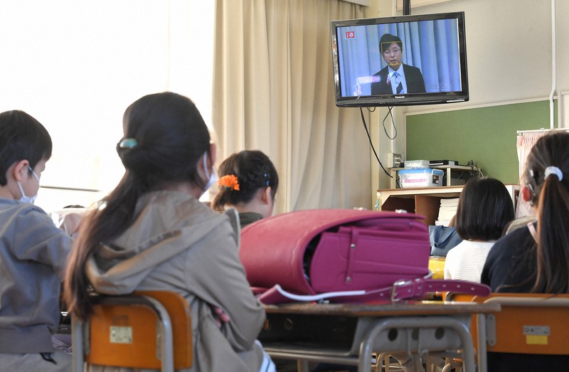 教室のテレビで校長の話を聞く児童たち=福岡県春日市の春日原小で2020年4月6日午前9時17分、徳野仁子撮影