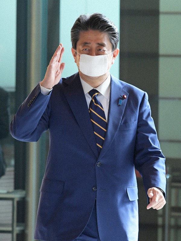 首相官邸に入る安倍晋三首相=東京都千代田区で2020年4月7日午前8時7分、竹内幹撮影