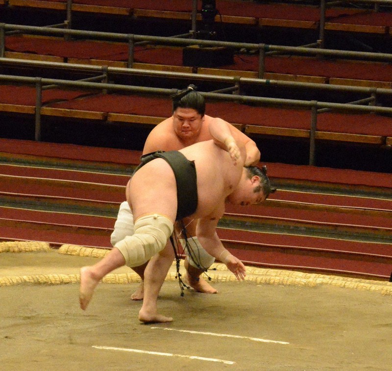 三段目の優勝決定戦を制した宇良=村社拓信撮影