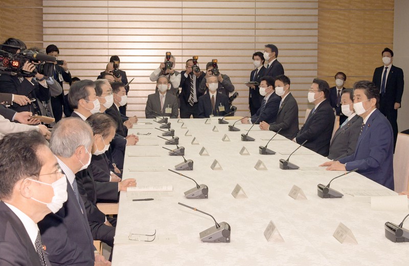 政府与党政策懇談会で発言する安倍晋三首相(右端)。左側中央は公明党の山口那津男代表=首相官邸で2020年4月7日午前8時25分、竹内幹撮影