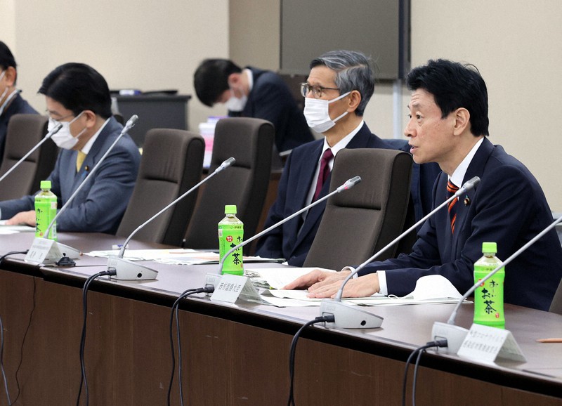 基本的対処方針等諮問委員会の冒頭で話す西村康稔経済再生担当相(右端)。左端は加藤勝信厚生労働相=東京都千代田区で2020年4月7日午前10時17分、幾島健太郎撮影