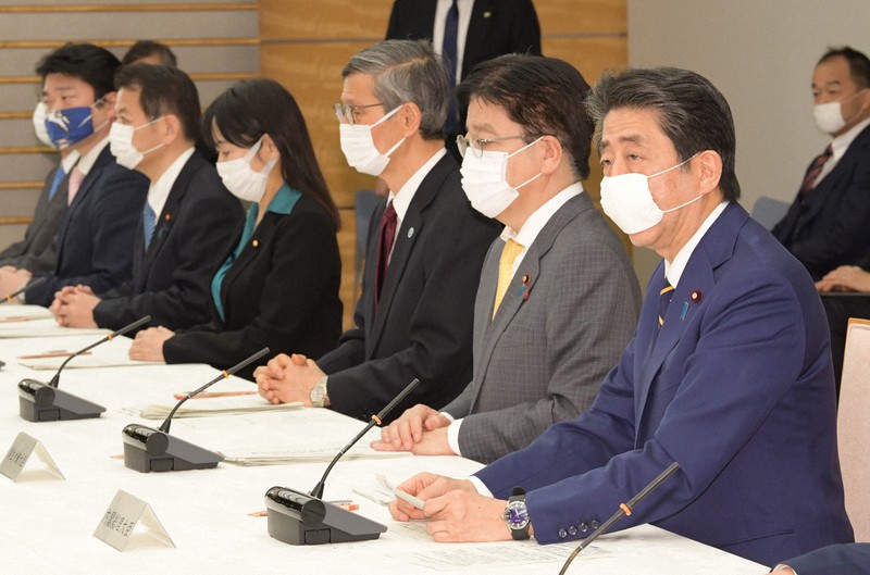 新型コロナウイルス感染症対策本部の会合で緊急事態を宣言する安倍晋三首相(右端)=首相官邸で2020年4月7日午後5時43分、竹内幹撮影