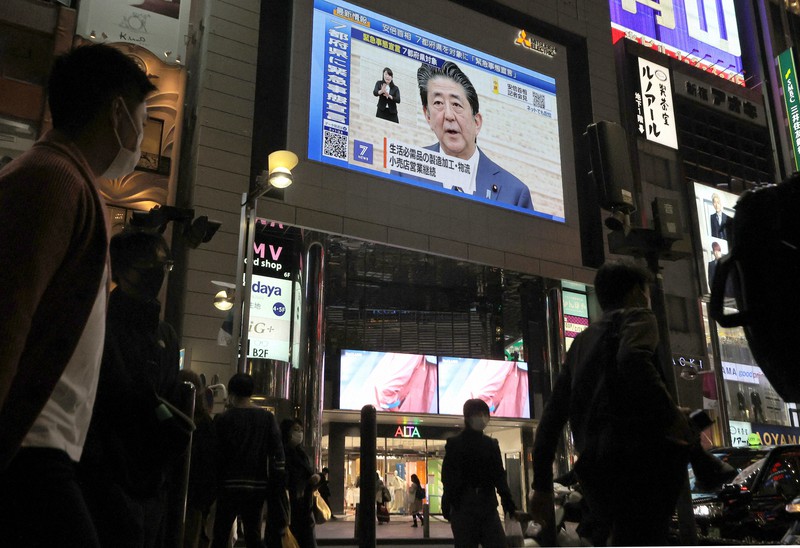 新型コロナウイルスの感染拡大に伴う緊急事態宣言について記者会見する安倍晋三首相を映すJR新宿駅前の大型スクリーン=東京都新宿区で2020年4月7日午後7時22分、喜屋武真之介撮影