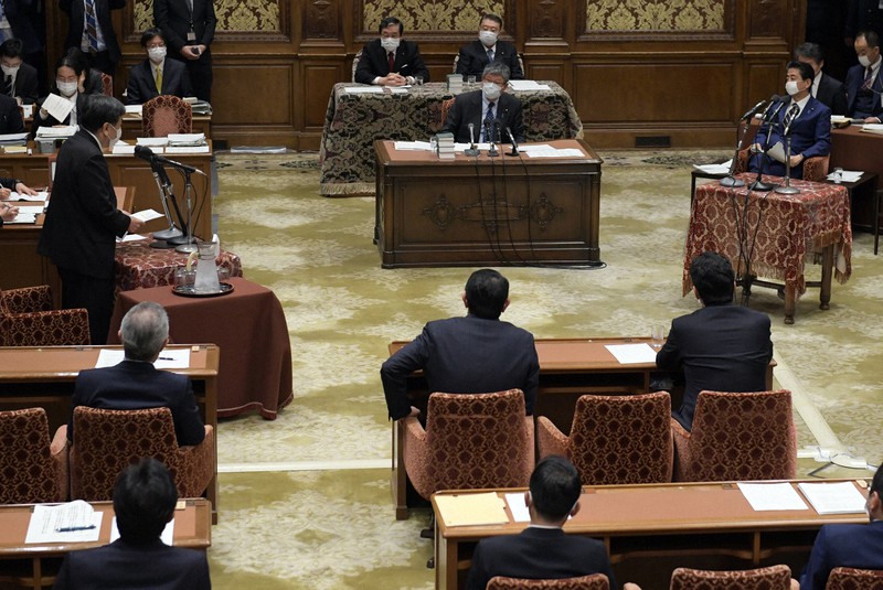 「緊急事態宣言」の発令を前に衆院議院運営委員会で立憲民主党の枝野幸男代表(左端)の質問を聞く安倍晋三首相(右奥)=国会内で2020年4月7日午後0時32分、竹内幹撮影