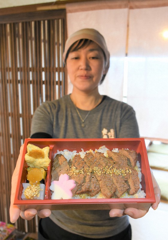 具材にこだわった「さくらステーキ弁当」=福井市山奥町の大久保茶屋で2020年3月17日午後2時21分、大原翔撮影