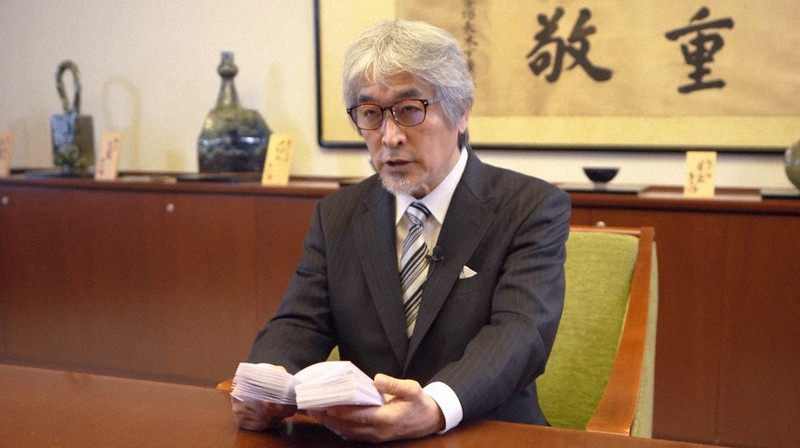 ネット配信された動画で、新入生への祝辞を述べる京都大の山極寿一学長