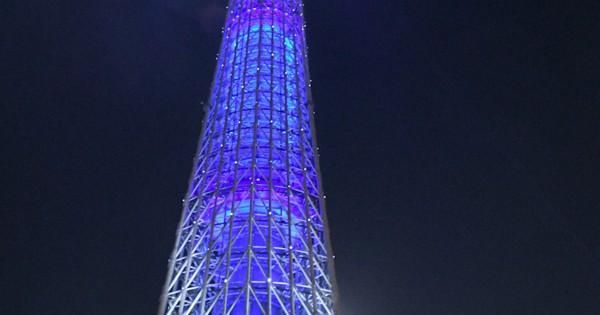 コロナに打ち勝とう 臨時休業中の東京スカイツリーが青色にライティング 毎日新聞