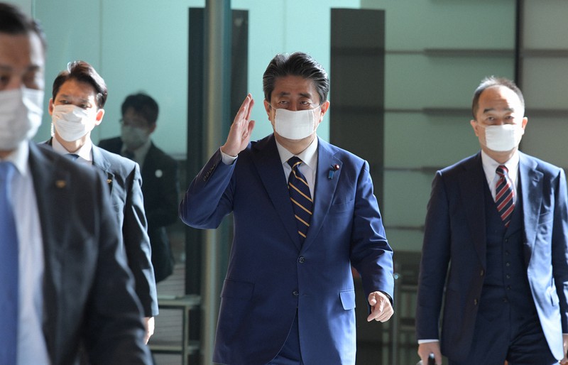 首相官邸に入る安倍晋三首相(右から2人目)=2020年4月7日、竹内幹撮影