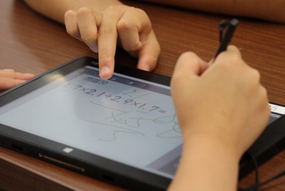 小中学校の休校で、タブレット端末などを利用したオンライン教育が注目されている