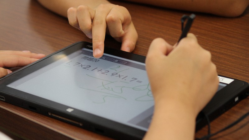 小中学校の休校で、タブレット端末などを利用したオンライン教育が注目されている