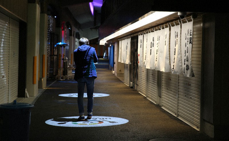 緊急事態宣言が出た夜、閑散とするJR新橋駅近くの飲食店街=東京都千代田区で2020年4月7日午後10時32分、宮武祐希撮影