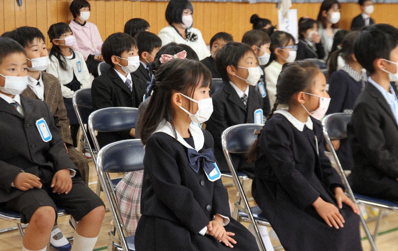 新型コロナ 休校だけど入学式 姫路市立６９小学校 兵庫 毎日新聞