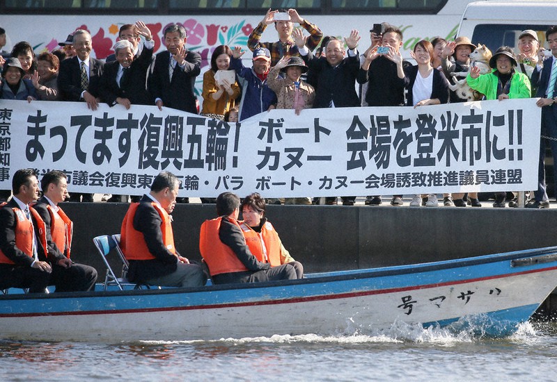 ボート・カヌー会場の移転候補地となった宮城県の長沼ボート場を視察する小池百合子都知事。地元住民から大歓迎を受けた=代表撮影