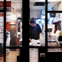 新型コロナ：「クビにされないか心配」「街やばいっすよ ...
