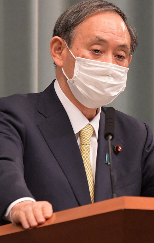 記者会見する菅義偉官房長官=首相官邸で2020年4月8日午後4時26分、竹内幹撮影