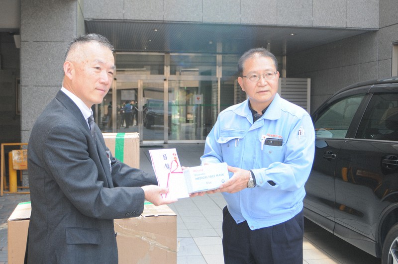 兵庫県姫路市にマスク1万枚を寄贈したフェニックス電機の山中茂樹常務(右)=同市役所で2020年4月8日午後1時42分、花牟礼紀仁撮影