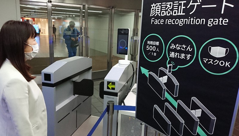 「マスクOK」の顔認証ゲートが設置されたNEC本社=東京都港区で2020年3月30日午後1時7分、道永竜命撮影