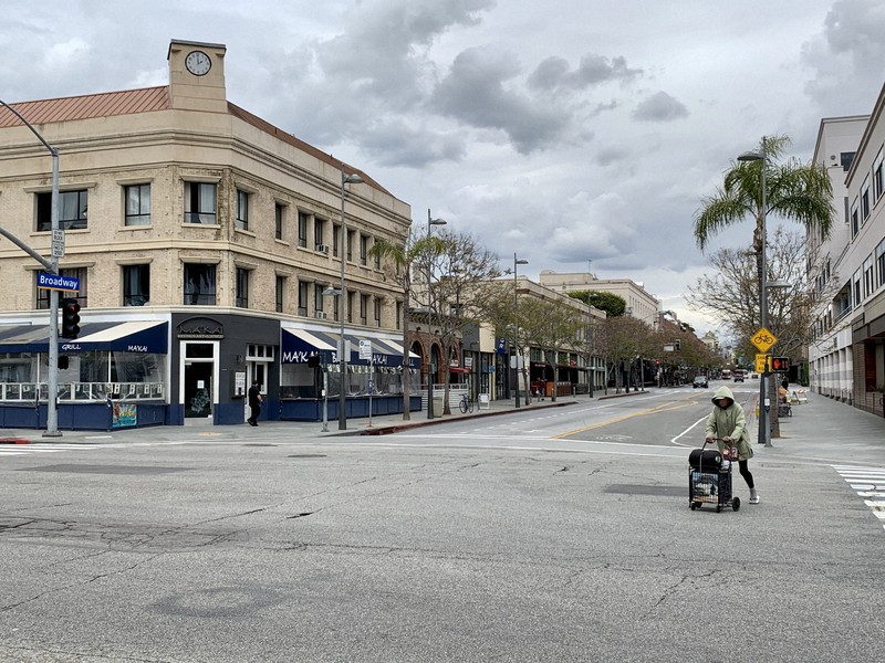 飲食店などが閉鎖され、人や車が消えた繁華街=米西部カリフォルニア州サンタモニカで7日、福永方人撮影
