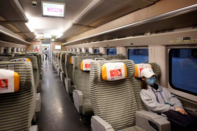 2カ月半にわたる封鎖措置が解除された中国湖北省武漢市で、高速鉄道を利用する女性＝8日、ロイター
