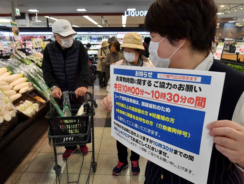 緊急事態宣言が発令されたことを受け、開店直後の30分間、高齢者等の買い物時間を設けたコープこうべで買い物する高齢者ら=神戸市東灘区で2020年4月8日午前10時2分、平川義之撮影