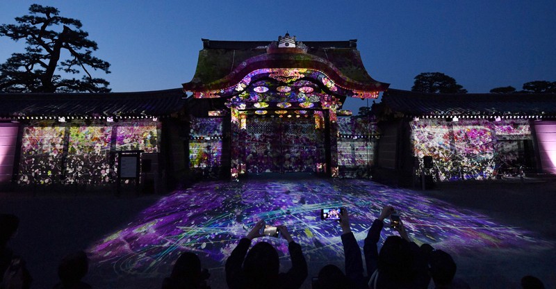 プロジェクションマッピングなどのイベントや夜間の開城で、多くの入場者を集めていた二条城=京都市中京区で、川平愛撮影