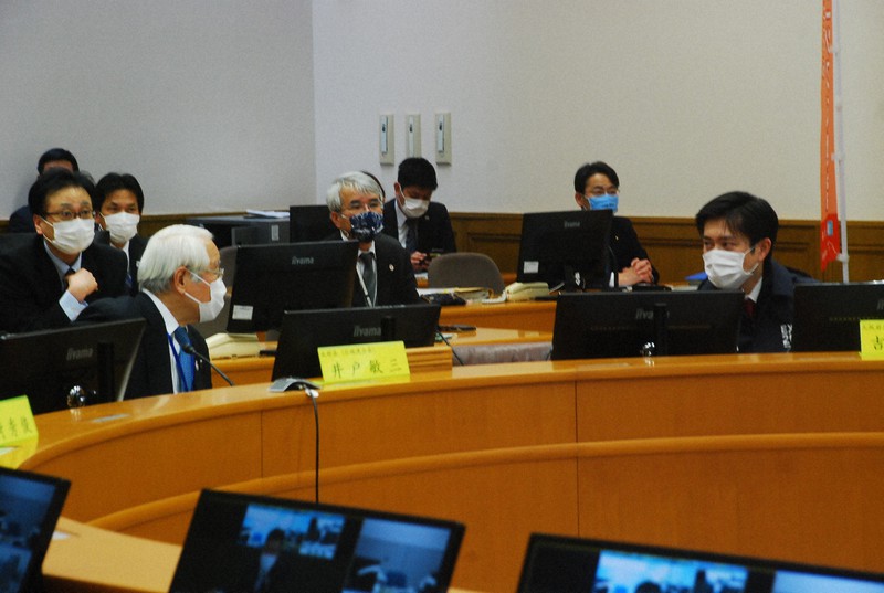 関西広域連合の新型コロナウイルス感染症対策本部会議に出席し、言葉を交わす大阪府の吉村洋文知事(右)と兵庫県の井戸敏三知事=神戸市中央区で2020年4月8日午後1時、藤顕一郎撮影