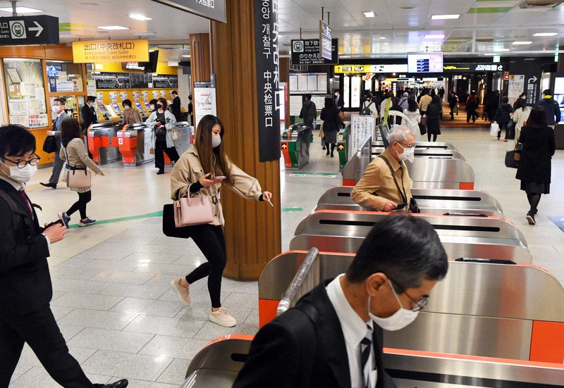 宣言初日は 手探りのスタート 福岡市地下鉄天神駅 今日は空席目立つ 毎日新聞
