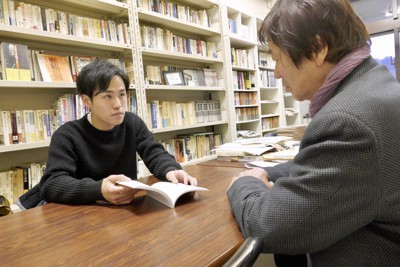 樋口良澄客員教授（右）から指導を受ける田中夏生さん