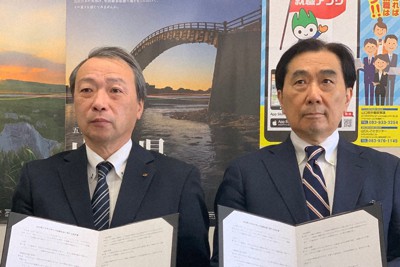 山口県商工労働部長の福田浩治さん（左）と中央大学キャリアセンター部長の石原耕さん
