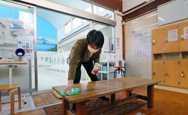銭湯「小杉湯」では従業員が3時間ごとに次亜塩素酸水スプレーで、手が触れる場所などの消毒作業を念入りに行っている=東京都杉並区で2020年4月8日、長谷川直亮撮影