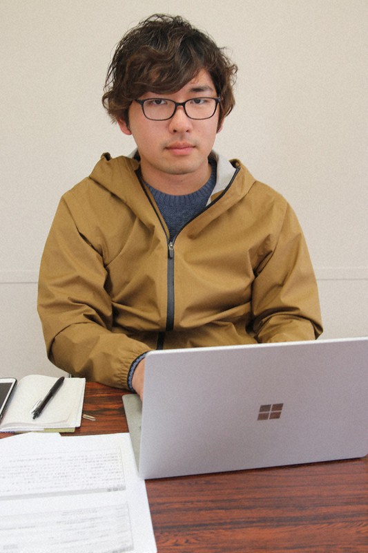 フリースクールでのオンラインの可能性を探る宇陀直紀さん=奈良市で、姜弘修撮影