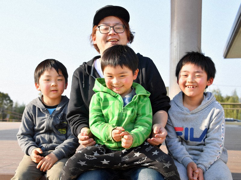 休日に家族で公園遊びを楽しんだ梶原豊三さん(中央奥)、長男蒼佑さん(右)、次男琉心さん(左)、三男碧志ちゃん