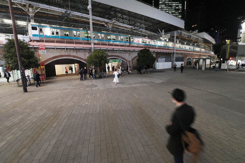 緊急事態宣言を受けて、普段よりも人影が少ない新橋駅前=東京都港区で2020年4月8日午後7時46分、玉城達郎撮影