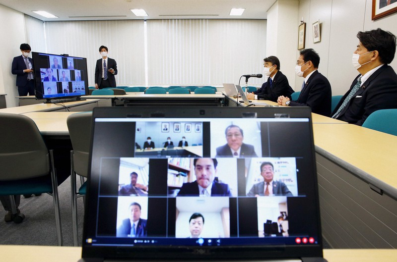 インターネットを使って例会を開く自民党の岸田文雄政調会長(右から2人目)ら岸田派の議員ら=東京都千代田区で2020年4月9日午後0時8分、小川昌宏撮影