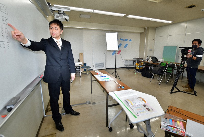 授業を動画収録する千葉県柏市教育委員会の職員=同市で8日、橋本利昭撮影