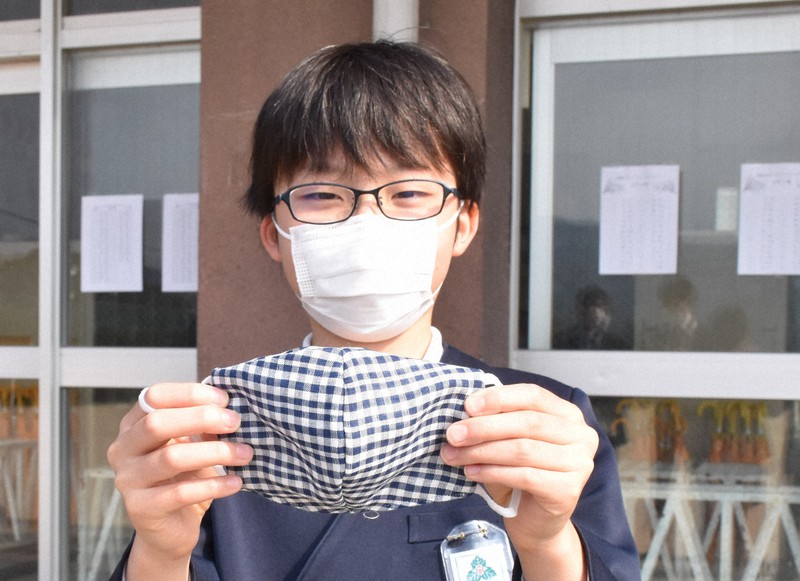 美祢社会復帰促進センターの受刑者が作った布マスクを手に「心強い」と話す大嶺小の松橋さん=山口県美祢市の大嶺小学校で、平塚裕介撮影