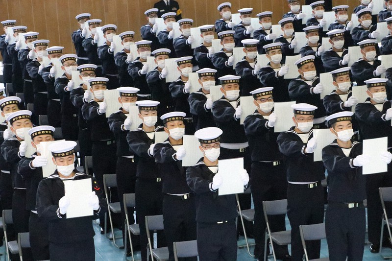 服務を宣誓する新入隊員=長崎県佐世保市の佐世保教育隊で2020年4月8日、綿貫洋撮影