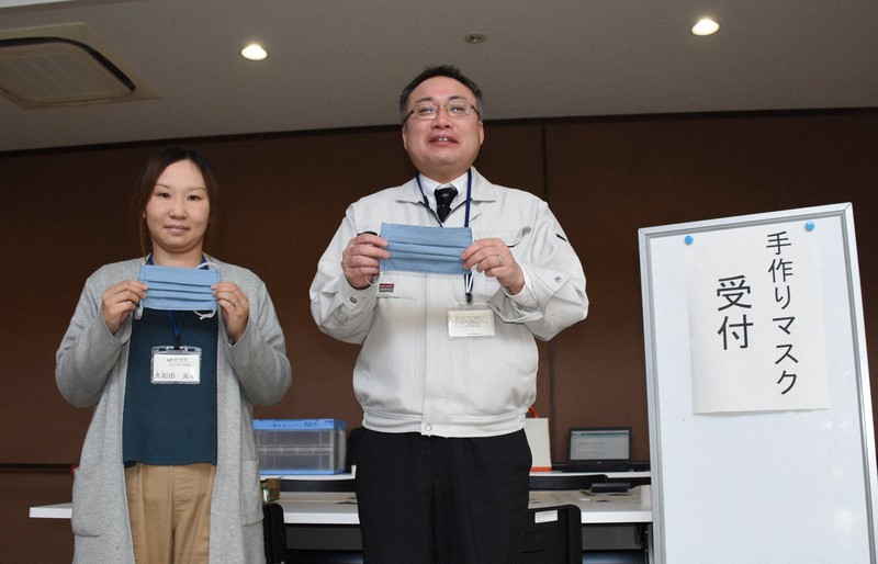 「みんなのマスクプロジェクト」への参加を呼び掛ける市職員ら=岩手県一関市山目の一関保健センターで