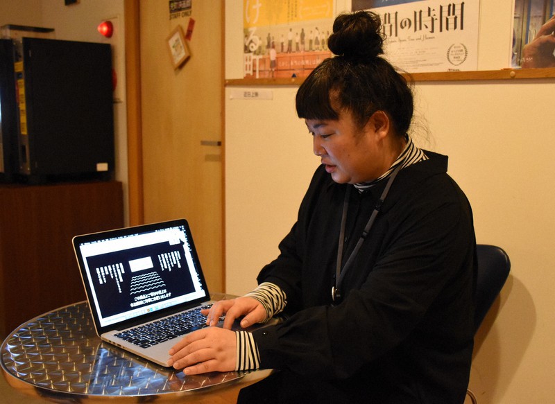 インターネットでTシャツ購入による支援を呼び掛ける元町映画館支配人の林未来さん=神戸市中央区で2020年4月7日午後4時41分、韓光勲撮影