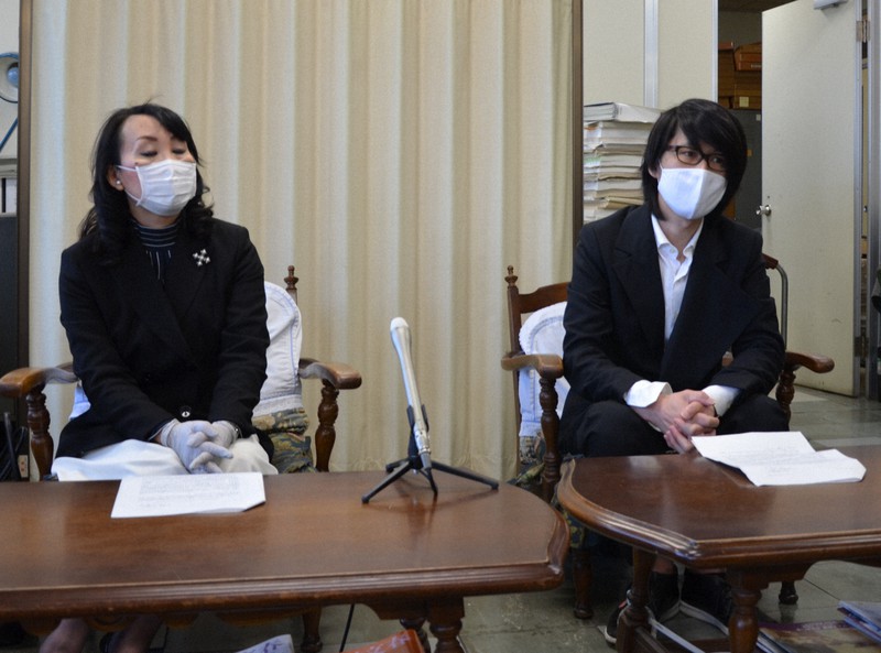 外国人技能実習生による布製マスクの生産許可を国に求めた岐阜一般労働組合の北島あづさ執行委員長(左)と「etfaire」の内ケ島圭祐社長=岐阜県庁で2020年4月9日午前11時16分、川瀬慎一朗撮影