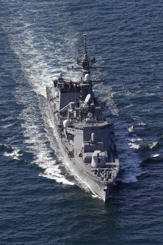 中東へ向け海上自衛隊横須賀基地を出港する海自護衛艦「たかなみ」=神奈川県横須賀市で2月2日、本社ヘリから