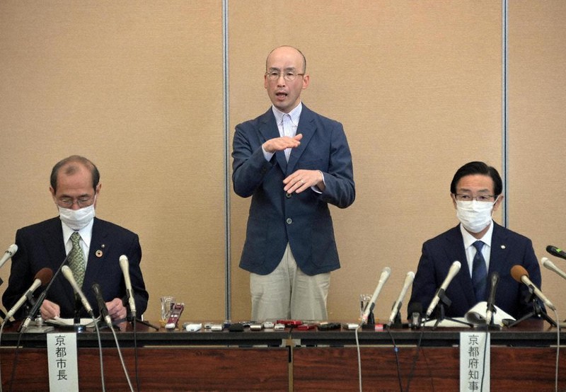マスク姿で記者会見に臨む京都府の西脇隆俊知事(右)と京都市の門川大作市長(左)。後方で内容を伝える手話通訳者は、マスクを着用していない=京都市上京区で10日午前10時29分、加古信志撮影